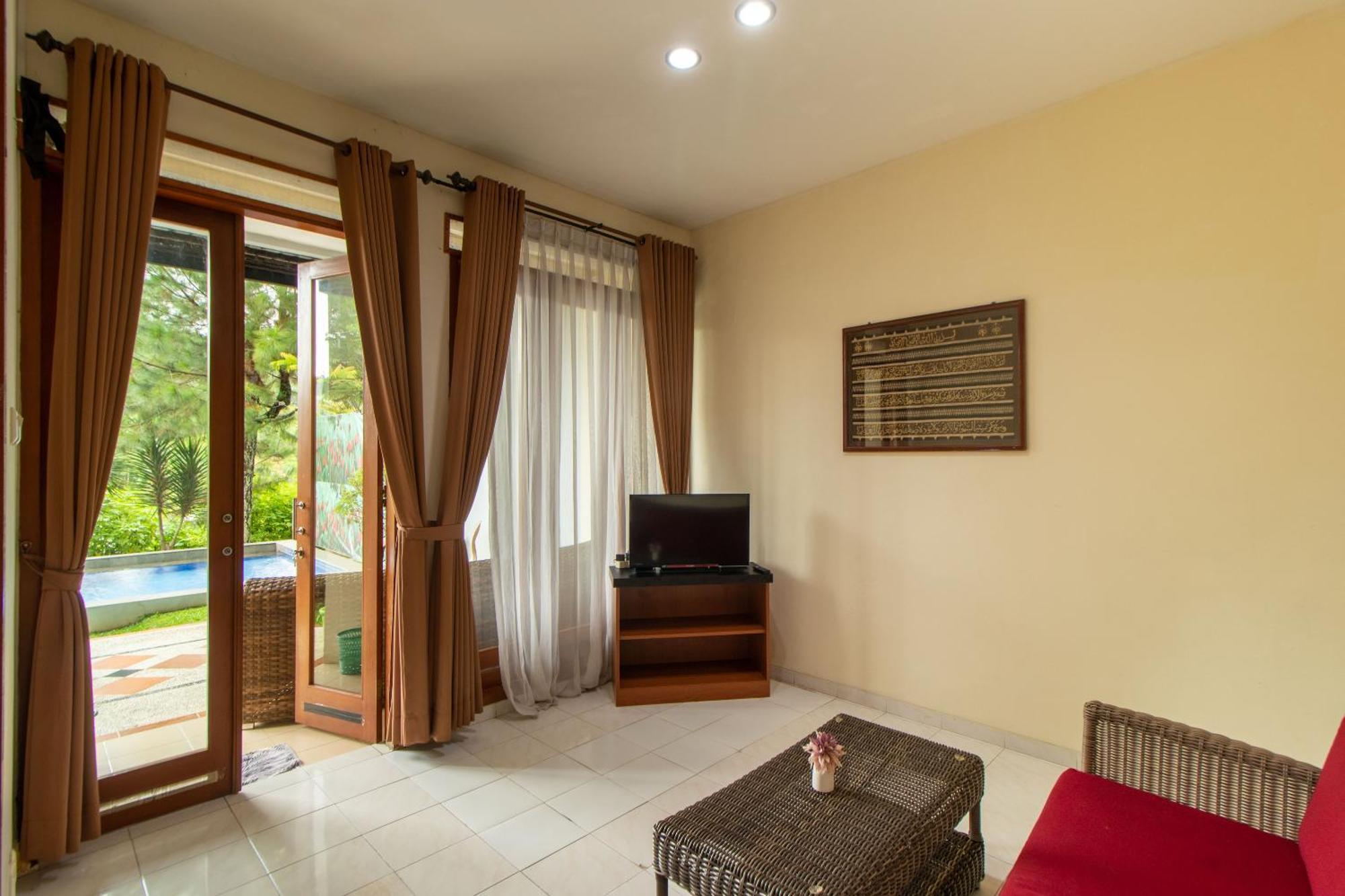 Family Only Private Pool - De Reiz Mawar Syariah 3br Bandung